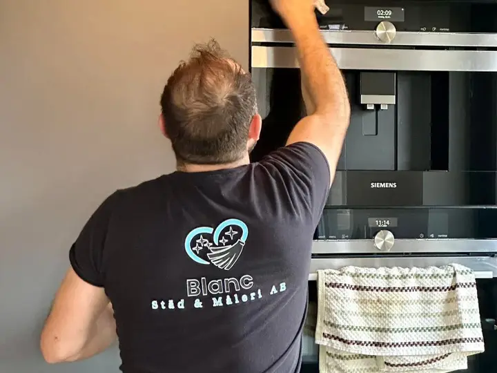 Städare från Blanc Städ & Måleri torkar av köksskåp och ugnar